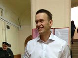 Сам Навальный не принимал участия в прогулке - ему нужно изучать 30 томов материалов дела