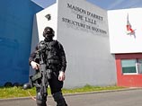 Полиция Франции ищет преступника, совершившего в минувшую субботу побег из тюрьмы Секеден в Лилле. При этом заключенный взял в заложники пять человек и взорвал серию бомб, начиненных динамитом Полиция Франции ищет преступника, совершившего в минувшую субботу побег из тюрьмы Секеден в Лилле. При этом заключенный взял в заложники пять человек и взорвал серию бомб, начиненных динамитом