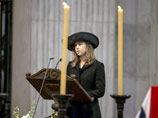 19-летняя внучка Маргарет Тэтчер Аманда оказалась в центре внимания на похоронах бабушки, которые прошли накануне в Лондоне