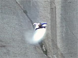 Горы нужны, чтобы летать насквозь: экстремал в костюме белки-летяги промчался через "щель Бэтмена" (ВИДЕО)