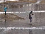 "Никакого криминала": студенты в Северодвинске боролись за стипендию, бредя на лыжах по щиколотку в воде (ВИДЕО)