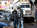 Сотрудники полиции и миграционной службы в четверг днем провели профилактический рейд на территории рынка Апраксин двор в центре Петербурга. В итоге в отделения доставлены около 100 человек