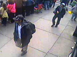 ФБР представило фотографии двух подозреваемых в совершении теракта в Бостоне. Один из них смуглый мужчина в кепке черного цвета, другой: белый мужчина в белой кепке, надетой козырьком назад