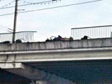 В Москве водитель протаранил четыре машины, скрываясь c места ДТП. "Жигули" зависли на эстакаде В Москве водитель протаранил четыре машины, скрываясь c места ДТП. "Жигули" зависли на эстакаде