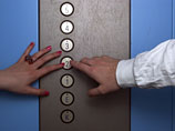 Место в лифте зависит от социального статуса: ученые выяснили, куда становятся солидные и раскрепощенные