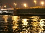 Специалисты в Санкт-Петербурге пока не могут поднять буксир, затонувший в пятницу в Неве возле Дворцового моста