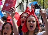 Выкрикивая лозунги и размахивая флагами, представители консервативных слоев французского общества пытаются помешать принятию закона, который Франсуа Оланд обещал сексменьшинствам принять перед выборами президента Выкрикивая лозунги и размахивая флагами, представители консервативных слоев французского общества пытаются помешать принятию закона, который Франсуа Оланд обещал сексменьшинствам принять перед выборами президента