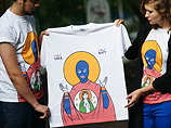 Три из четырех обвиненных в разжигании религиозной розни публикаций были иллюстрированы фотографиями футболок, которые были сделаны фотографом Никитой Хнюниным для "Сиб.фм"