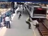 Юный полицейский в Колумбии спас самоубийцу за мгновение до прибытия поезда (ВИДЕО) Юный полицейский в Колумбии спас самоубийцу за мгновение до прибытия поезда (ВИДЕО)