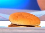 Случайно забытый гамбургер из McDonald's с 1999 года не изменился совсем. Владелец пугает им внуков Случайно забытый гамбургер из McDonald's с 1999 года не изменился совсем. Владелец пугает им внуков