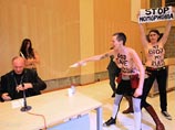 Одобрение французским парламентом однополых браков полуголые активистки Femen отпраздновали "атакой" главы брюссельской Католической церкви Одобрение французским парламентом однополых браков полуголые активистки Femen отпраздновали "атакой" главы брюссельской Католической церкви