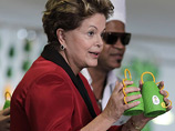 Президент Бразилии Дилма Роусефф представила официальный музыкальный инструмент ЧМ-2014 - каширолу