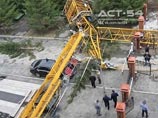 В Новосибирске башенный кран упал на черный Mercedes замгенпрокурора России