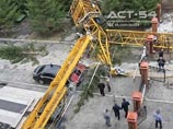 В Новосибирске башенный кран упал на черный Mercedes замгенпрокурора России В Новосибирске башенный кран упал на черный Mercedes замгенпрокурора России