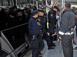 Полицейские, помогавшие контролировать толпу поклонников, собравшихся в надежде увидеть своего кумира у отеля, в котором остановился Бибер, уловили "подозрительный" аромат, который исходил от певца в момент посадки в автобус перед концертом в Стокгольме