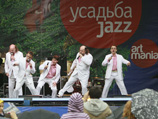 Международный фестиваль "Усадьба. Jazz", который празднует в этом году 10-летие, последние два года проходил не только в Москве, но и в Санкт-Петербурге, однако на этот раз организаторам пришлось отменить опен-эйр в северной столице