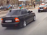 Местный житель записал на видеорегистратор, как мимо него с оглушительным гудением по встречной полосе промчались семь машин с характерной свадебной атрибутикой и флагами Азербаджана