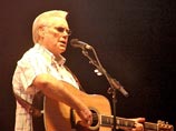 В США в возрасте 81 года умер легендарный кантри-певец Джордж Джонс, известный своим особенным баритоном, передает Reuters со ссылкой на пресс-секретаря певца.