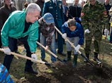 Собянин посадил куст и сообщил, что вместе с ним в московских субботниках участвовали 2 млн человек Собянин посадил куст и сообщил, что вместе с ним в московских субботниках участвовали 2 млн человек