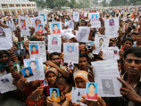О его аресте было объявлено по громкоговорителям на месте обрушения Rana Plaza, сотни людей приветствовали эту новость О его аресте было объявлено по громкоговорителям на месте обрушения Rana Plaza, сотни людей приветствовали эту новость