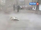 В Самаре прорвало трубопровод: в яму засосало "Ладу Калину" В Самаре прорвало трубопровод: в яму засосало "Ладу Калину"