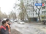 В настоящее время ГВС для жителей близлежащих домов отключено. Место аварии огорожено, проводится подготовка к ремонтным работам В настоящее время ГВС для жителей близлежащих домов отключено. Место аварии огорожено, проводится подготовка к ремонтным работам