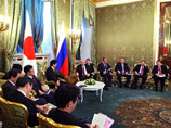 Российский президент заверил, что речь пойдет в том числе о мирном договоре между двумя странами, а японский политик перечислил успехи Путина за 10 лет