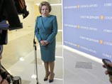 Ранее спикер палаты Валентина Матвиенко не исключила, что в связи с принятием данного закона кто-то из сенаторов предпочтет бизнес и покинет СФ Ранее спикер палаты Валентина Матвиенко не исключила, что в связи с принятием данного закона кто-то из сенаторов предпочтет бизнес и покинет СФ