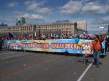 В Хабаровске праздничные мероприятия начались на Комсомольской площади, где состоялся митинг. В нем приняли участие представители правительства края, регионального объединения профсоюзов, общественность