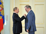 Владимир Путин вручает золотую медаль Героя труда Валерию Гергиеву