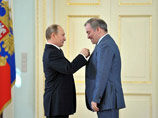 Владимир Путин вручает золотую медаль Героя труда Валерию Гергиеву Владимир Путин вручает золотую медаль Героя труда Валерию Гергиеву