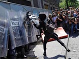 Первомай в мире отметили драками с полицией и коктейлями Молотова Первомай в мире отметили драками с полицией и коктейлями Молотова