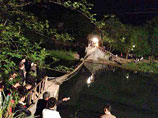 Туристы, упавшие в реку с подвесного моста в Китае, спасены. Но их "на всякий случай" пересчитывают