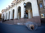 В Санкт-Петербурге художник Петр Павленский провел одиночную акцию протеста перед зданием Законодательного собрания