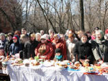 Во всех православных храмах в Великую Субботу после утреннего богослужения традиционно начинается освящение куличей, пасхи и крашеных яиц для праздничной трапезы Светлого праздника Воскресения Христова