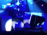 На Джастина Бибера на концерте в Дубае напал неизвестный. Охрана, спасая певца, перевернула рояль (ВИДЕО)