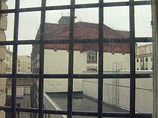 Топалов совершил побег через отверстие, проделанное в потолке камеры. Он перебрался на крышу режимного корпуса, после чего покинул территорию изолятор