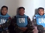 Мятежники также опубликовали фото захваченных миротворцев ООН. На их голубых бронежилетах видно надпись "Филиппины"