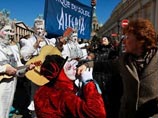 В Санкт-Петербурге полицейские разогнали театрализованное шествие известных по всему миру артистов труппы цирка Cirque du Soleil. Мирную акцию в поддержку новой цирковой программы остановили на Невском проспекте