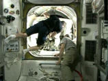 Американские астронавты Кристофер Кэссиди и Томас Машберн, выполняющие выход в открытый космос, заменили насос системы охлаждения, откуда предположительно проходила утечка аммиака