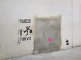 Похищенная в Лондоне часть стены с граффити Бэнкси выставлена на аукцион
