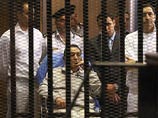 Издание утверждает, что корреспонденту удалось пробраться через кордоны безопасности и побеседовать с бывшим египетским лидером во время первых судебных слушаний на начавшемся в субботу повторном процессе