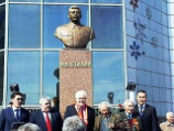 Открытие памятника Сталину состоялось на территории ОАО "Алмазы Анабара", в Якутске, 8 мая. Это уже второй памятник советскому лидеру, установленный в Якутии в XXI веке