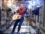 Командир экипажа Международной космической станции, канадский астронавт Кристофер Хэдфилд, который возвращается с МКС на Землю в понедельник, записал в космосе видео на песню Дэвида Боуи Space Oddity Командир экипажа Международной космической станции, канадский астронавт Кристофер Хэдфилд, который возвращается с МКС на Землю в понедельник, записал в космосе видео на песню Дэвида Боуи Space Oddity