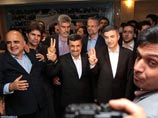 Ахмади Нежад сопровождал своего ближайшего соратника, главу своей администрации Эсфандияра Рахима Машаи при его регистрации для участия в выборах главы государства
