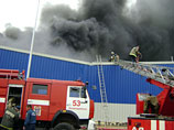 Торгово-ярмарочный комплекс технополиса "Новая Тура" загорелся 13 мая днем, огонь быстро распространился по площади, пожарные долго не могли локализовать пожар