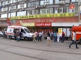 Часть пострадавших во время ЧП вблизи станции метро "Семеновская", где вечером 13 мая огнетушитель вдребезги разнес витрины кафе "Шоколадница" и ранил семь человек, остаются в больнице. Среди них - дети, по счастливой случайности не получившие угрожающих 
