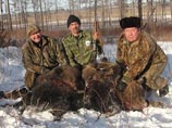 Главного защитника природы Амурской области проверят из-за издевательского фото с убитыми медвежатами