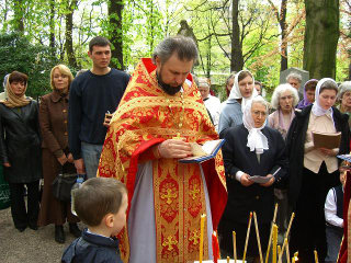 Православные верующие отмечают Радоницу - особый день поминовения усопших
