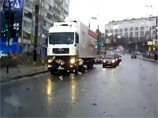 В Мурманске в конце прошлого месяца произошло ужасное ДТП, в котором под колесами фуры погиб пешеход. Пожилая женщина не успела перейти дорогу на зеленый свет, и на нее наехал грузовик, водитель которого не заметил ее из кабины В Мурманске в конце прошлого месяца произошло ужасное ДТП, в котором под колесами фуры погиб пешеход. Пожилая женщина не успела перейти дорогу на зеленый свет, и на нее наехал грузовик, водитель которого не заметил ее из кабины
